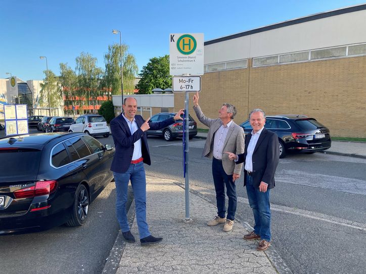 Landrat Volker Boch, Bürgermeister Michael Boos und Andreas Nikolay begutachten die neue Parkregelung am Simmerner Schulzentrum.