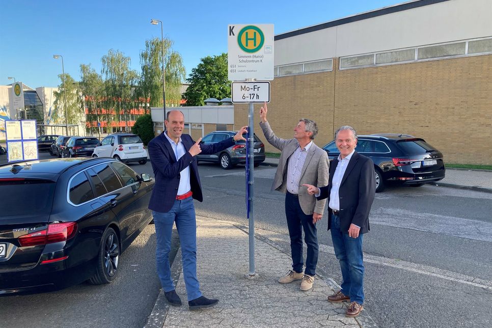 Landrat Volker Boch, Bürgermeister Michael Boos und Andreas Nikolay begutachten die neue Parkregelung am Simmerner Schulzentrum.