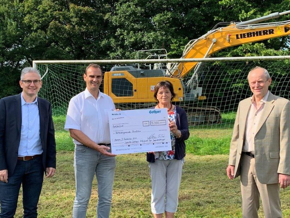 Scheckübergabe zugunsten des Zeltlagers. Foto: privat