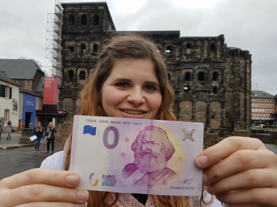 Vor 200 Jahren wurde der Philosoph und Ökonom Karl Marx in Trier geboren. Die Trier Tourismus und Marketing GmbH bietet aus diesem Anlass eine limitierte Sonderauflage eines Null-Euro-Scheins mit seinem Portrait an. Foto: Alexander Schumitz/ Trier Tourismus und Marketing GmbH