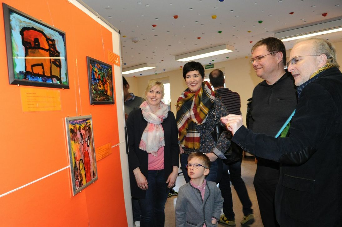 Die Ausstellungseröffnung in der Hermeskeiler Kita Adolph Kolping bot Raum für Gespräche. Im Bild Künstler R. O. Schabbach (rechts) mit Stadtbürgermeister Mathias Queck und weiteren Besuchern. Foto: Schmieder