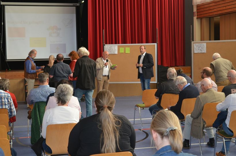 Hubert L. Deubert (mit Mikrophon) und Oberbürgermeister Frank Frühauf (rechts daneben) sammelten die zahlreichen Ideen und Wünsche für die Entwicklung im Kernbereich Idar.