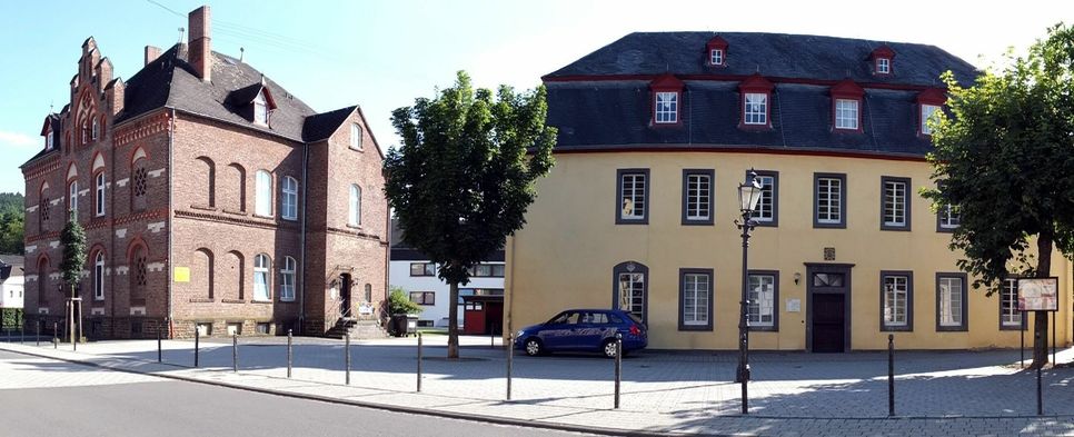 Die katholische Kirchengemeinde will sich in Zukunft auf das Pfarrhaus (li.) konzentrieren. Wie die Komturei (re.) dann genutzt wird, dafür müssen jetzt Ideen gefunden werden. Foto: Wirtz
