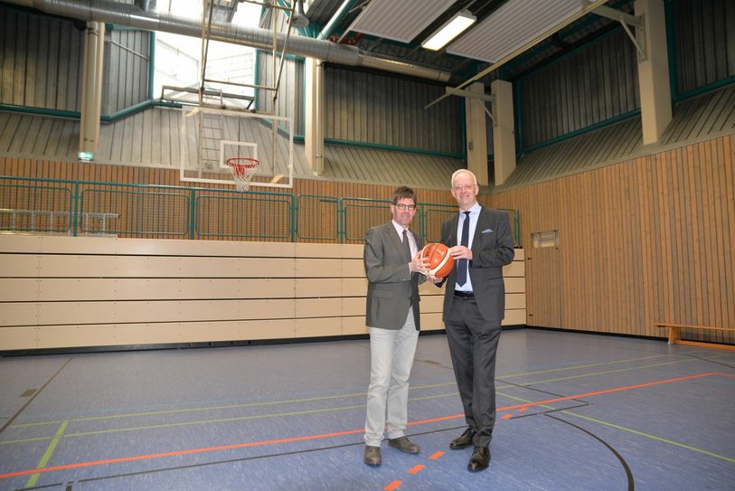 Universitätspräsident Prof. Dr. Michael Jäckel und Oberbürgermeister Wolfram Leibe (v.l.) freuen sich, das Engagement der Trierer Sportvereine unterstützen zu können. Foto: Uni Trier