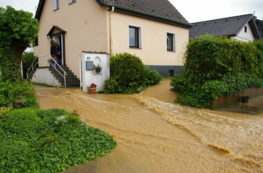 2016 flossen braune Wassermassen durch Oedingen – hier die südliche Seite der Wachtbergstraße –, die großenteils von den Äckern stammten.