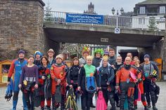 24 wagemutige Frauen und Männer waren beim Neujahrsschwimmen in der Mosel dabei.