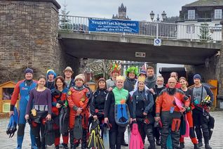 24 wagemutige Frauen und Männer waren beim Neujahrsschwimmen in der Mosel dabei.