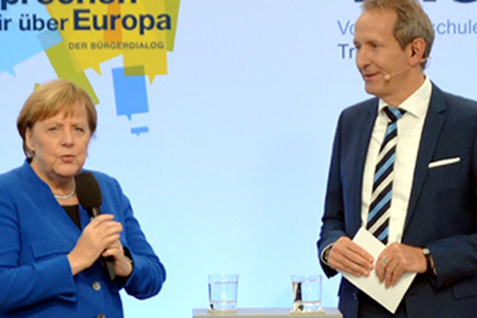 Angela Merkel beim Bürgerdialog in der Europäischen Rechtsakademie. Foto: Finkenberg