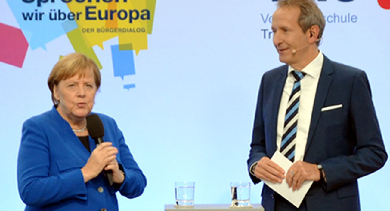 Angela Merkel beim Bürgerdialog in der Europäischen Rechtsakademie. Foto: Finkenberg