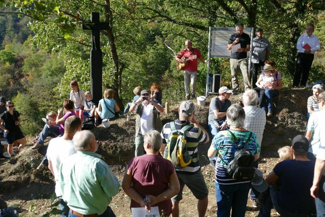 Die Besucher der Einsegnungsfeier erhielten unter anderem Erläuterungen zu den historischen Hintergründen, die zur Errichtung des Hungerkreuzes geführt haben.
