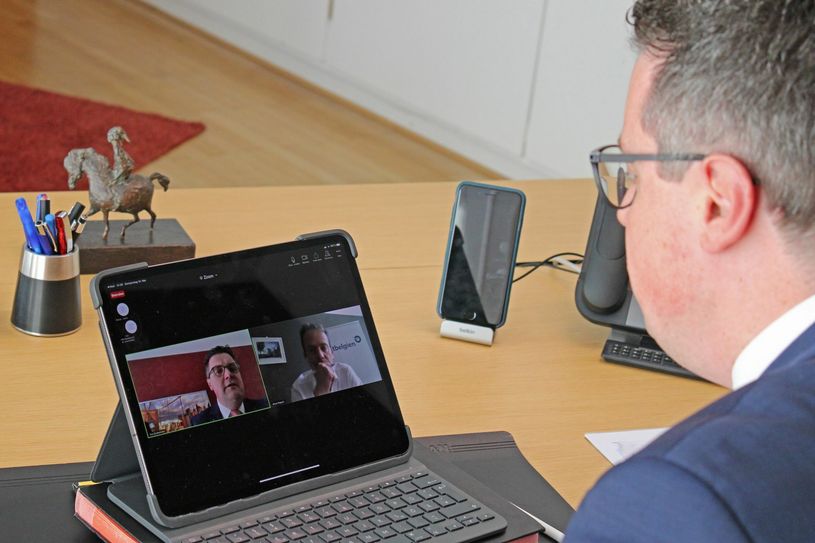 Auch wenn Städteregionsrat Dr. Tim Grüttemeier und der Ministerpräsident der Deutschsprachigen Gemeinschaft Belgiens, Oliver Paasch, nur aus der Ferne miteinander sprechen konnten, sind sie inhaltlich doch ganz nah beieinander. Beide sind sich einig, dass es keinen erkennbaren Grund gebe, die deutsch-belgische Grenze weiter geschlossen zu halten. Foto: Holger Benend
