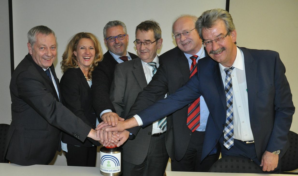 Ein Druck für die Zukunft (von links): Landrat Manfred Schnur, Staatssekretärin Heike Raab, Albert Jung, Helmut Probst, Karl Heinz Simon und Alfred Steimers.