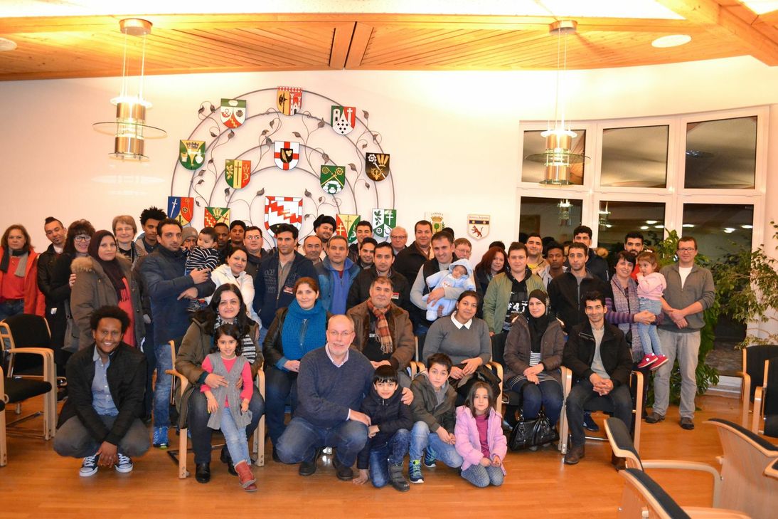 Vielen geflüchteten Menschen aus nahezu allen Altersgruppen  - wie hier bei einem Treffen in der Vor-Corona-Zeit im Sitzungssaal der Verbandsgemeindeverwaltung Ulmen - wurden und werden Hilfestellungen in ihrer neuen Lebensumgebung geboten. Foto: Kreisverwaltung Cochem-Zell