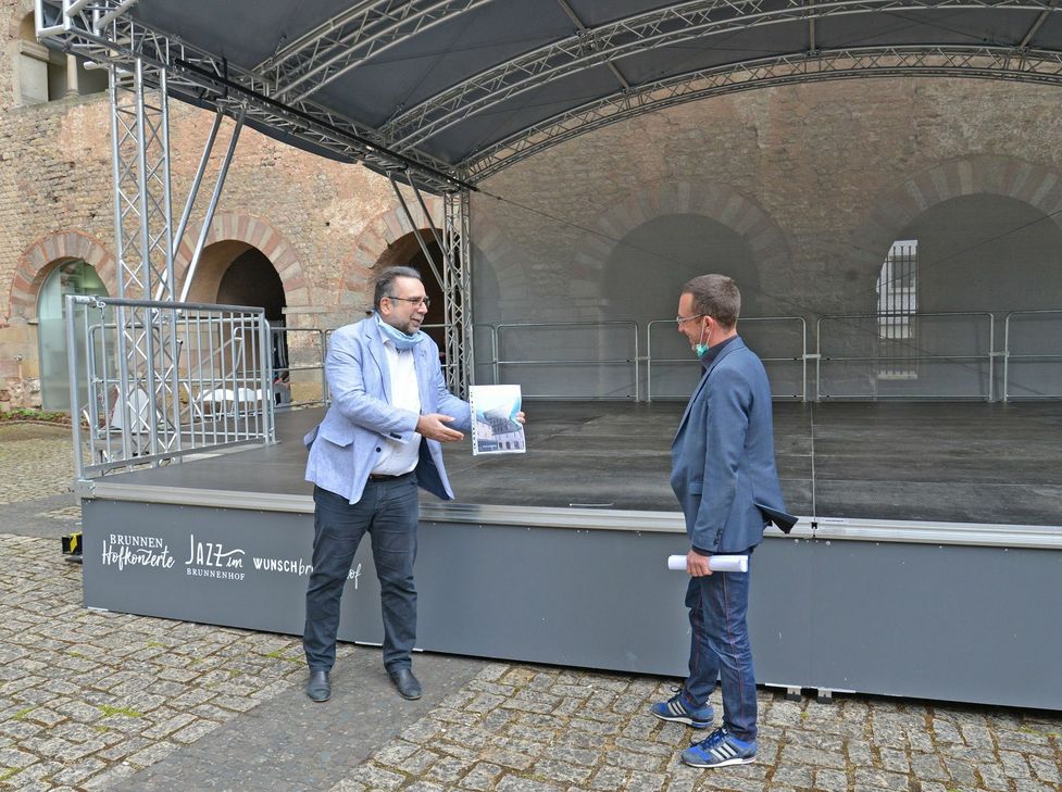 Theaterintendant Manfred Langner und Kulturdezernent Thomas Schmitt im Brunnenhof. Foto: Presseamt Trier/Björn Gutheil