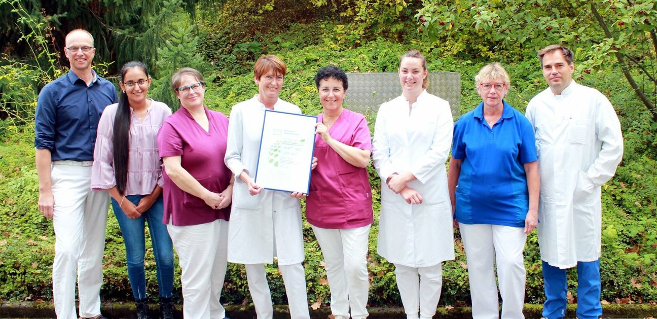 Freuen sich über die erfolgreiche Rezertifizierung des Brustzentrums am Krankenhaus Maria Hilf in Bad Neuenahr: Leitende Oberärztin Dr. Barbara Schlesinger (4. v.l.) und Breast Care Nurse Tamara Bünnagel (5. v.l.) mit einem Teil des Teams sowie Kooperationspartnern.