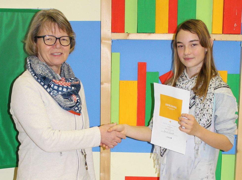 Helga Weichelhöfer, Konrektorin der Realschule plus an der Untermosel, gratuliert Emilia Krause zum Erfolg beim Lesewettbewerb des Deutschen Buchhandels.