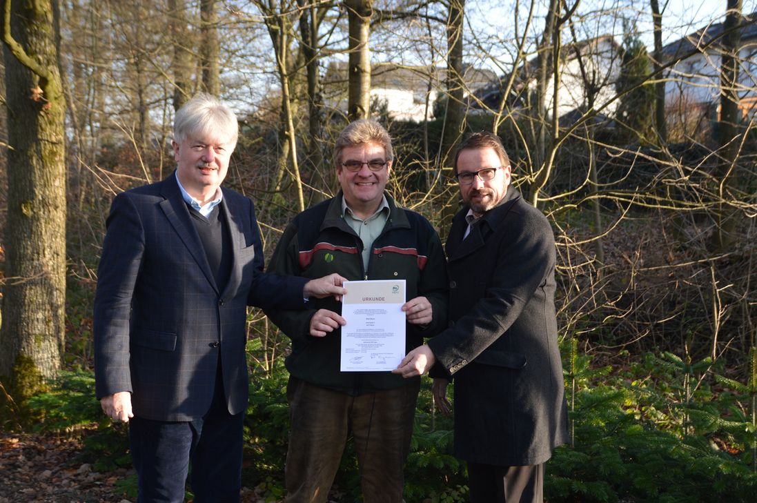 Bürgermeister Rolf Schumacher (von links), Förster Peter Göke und Oberbürgermeister Wolfgang Treis freuen sich gemeinsam über die Auszeichnung.