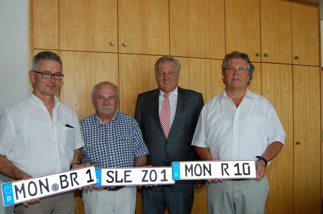 Start vor fünf Jahren: Die Eifeler Bernd Gottschalk, Hubertus Zander (v.l.) und Berthold Rüttgers (r.) überzeugten Landrat Wolfgang Spelthahn, zwei weitere Ortskennzeichen einzuführen. Archivfoto: Kreis Düren