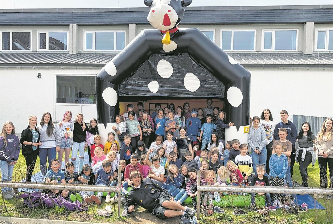 Begeistert vom neu gestalteten Innenhof samt Hüpfburg sind die 68 Kinder der Monschauer Ferienfreizeit. Foto: T. Förster