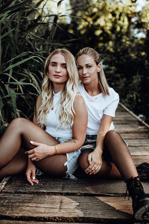 Für Linda Müller (l.) und Lea Katharina Thelen ist heute "Tag eins". Foto: Nadine Kuhn