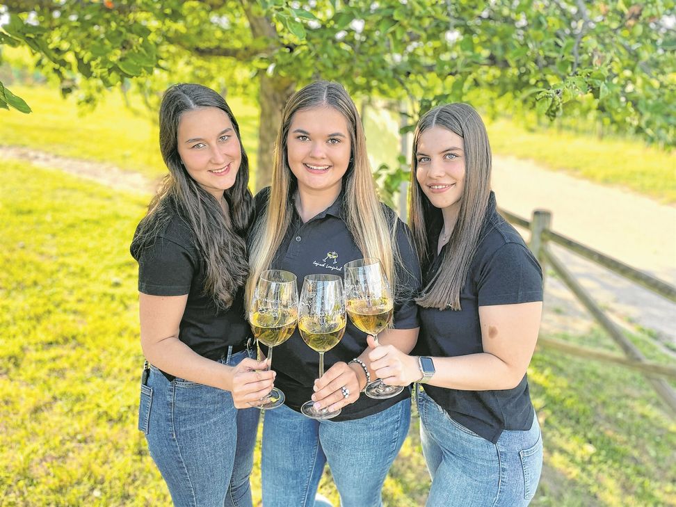 Weinkönigin Janina (Bildmitte) mit ihren Prinzessinen Eva (links) und Julia (rechts).