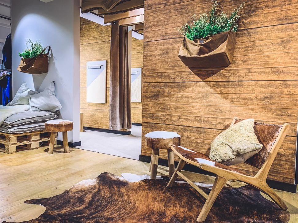 Fast wie im eigenen Wohnzimmer: Einer von zwölf neuen Umkleidebereichen. Foto: Bungert