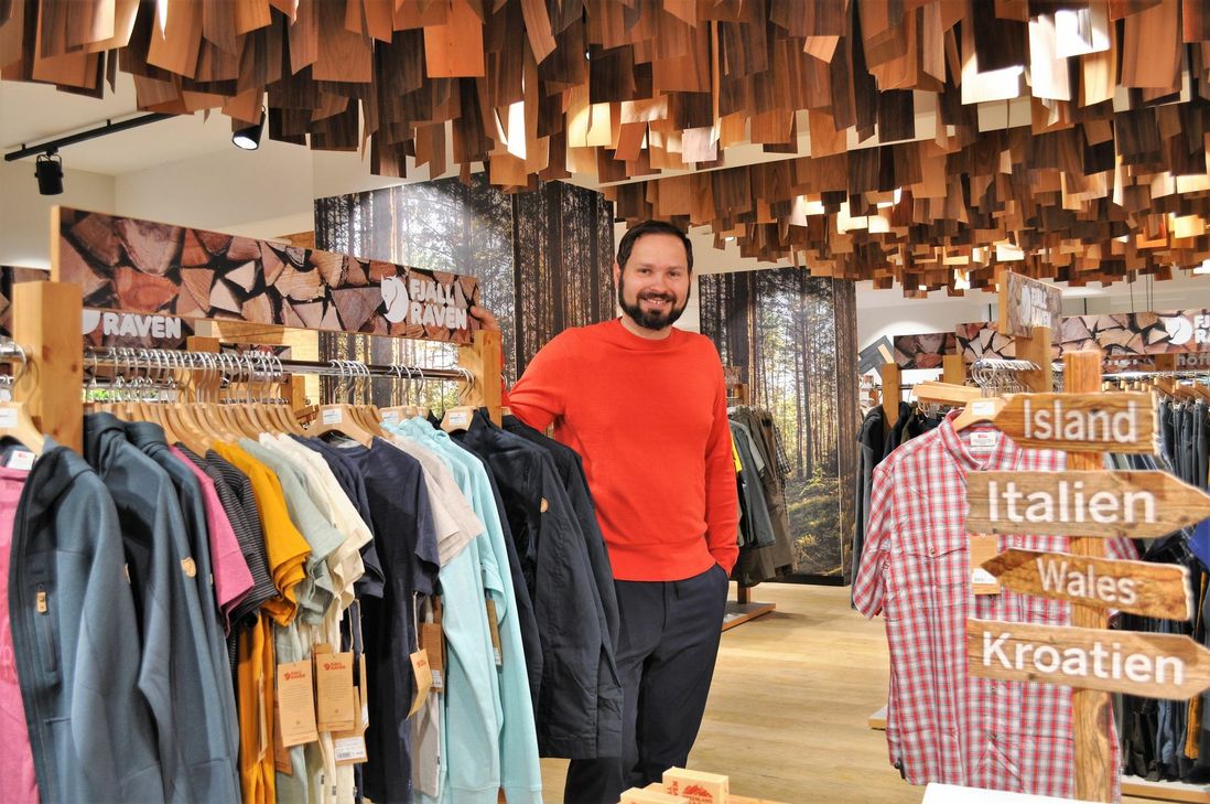 Winfried Bungert in einer seiner Lieblingsabteilungen: Im »Outdoor-Bereich« wird angesagte, funktionale Kleidung jetzt mit dem Thema Reisen kombiniert. Das Sortiment trägt der sinnigen Liaison z.B. mit Rucksäcken, Koffern oder Badebekleidung Rechnung. Komplett modernisiert wurden auch die Personalräume der Mitarbeiter. Die letzte aufwändige Baumaßnahme - die Modernisierung der Metzgerei nach neuesten Qualitätsstandards -  wird im Mai abgeschlossen sein.  Gute Voraussetzungen für den 70. Geburtstag, den das Traditionshaus Bungert im Jahr 2020 feiert.  Foto: Stephanie Baumann