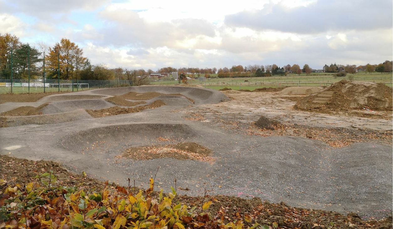 Viel Erde wurde bereits bewegt: Der mit »Wellen« gespickte Rundkurs des »Pumptrack« ist im Ansatz schon zu erkennen. Foto: Hoffmann