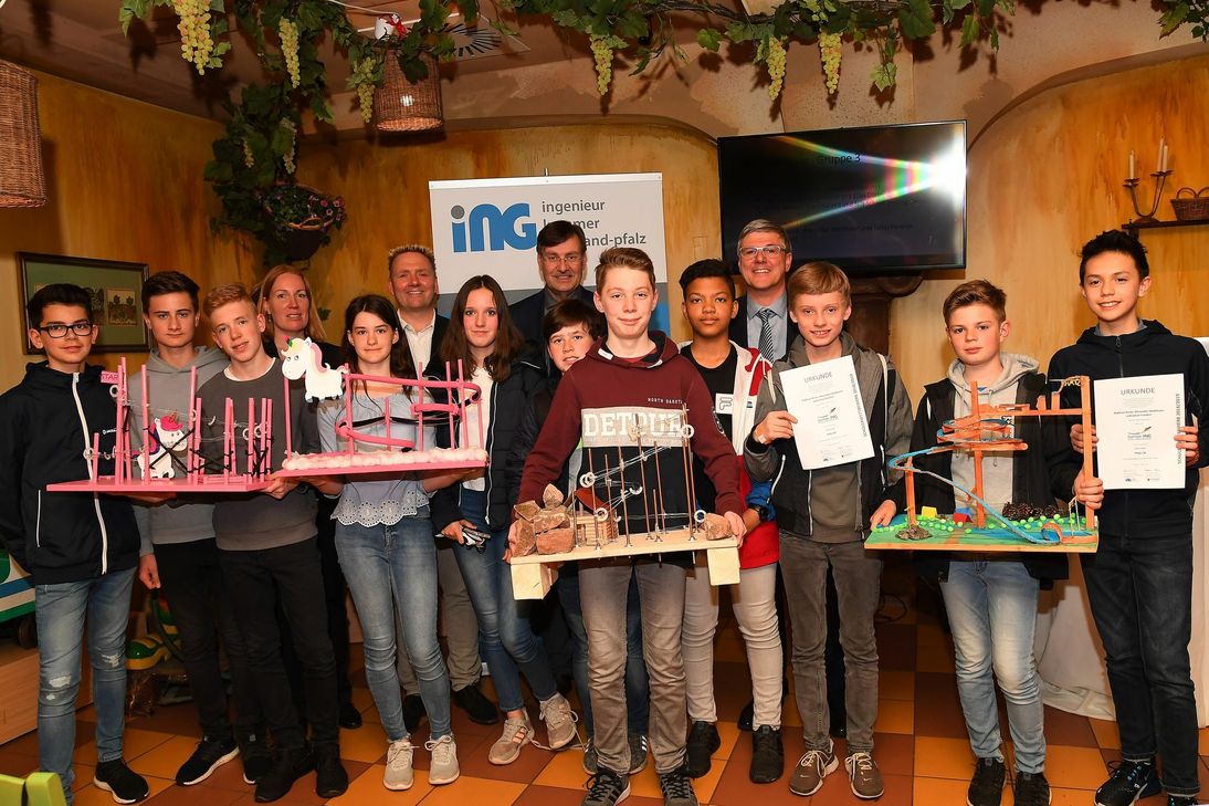 Dipl-Ing. Katharina Häuser, Volker Tschiedel und Bernhard Bremm vom Bildungsministerium Rheinland Pfalz und Kammervizepräsident Dr. Uwe Angnes (hintere Reihe v. l.) gratulierten den Teams vom Stefan-Andres Gymnasium Schweich und dem Auguste-Viktoria-Gymnasium Trier zu ihren hervorragenden Platzierungen. Foto: Ingenieurkammer Rheinland-Pfalz/Kristina Schäfer