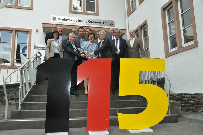 Die "115" ist freigeschaltet: Landrat Manfred Schnur (links), Beate Lohmann (Bundesministerium des Innern) und Ottmar Henzgen (Landesministerium des Innern).