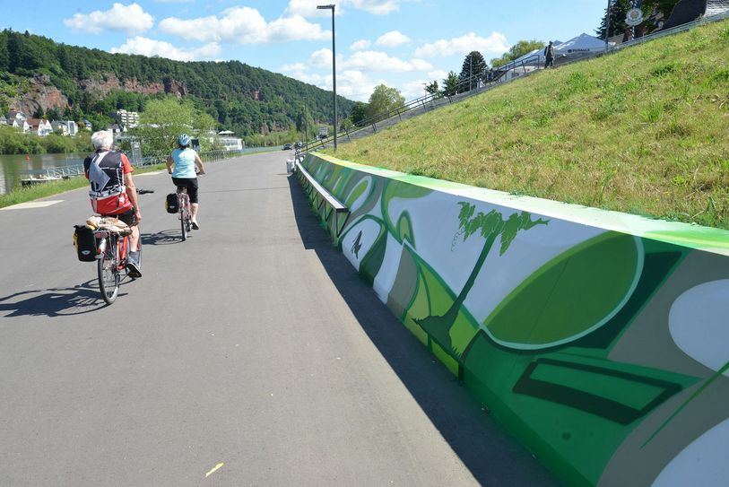 Die Böschungsmauer am Hochwasserschutzdamm in Zurlauben wurde künstlerisch verschönert. Foto: Presseamt Trier