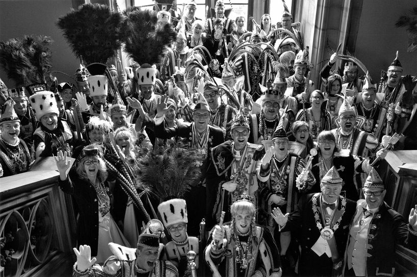Eines der Bilder von Richard Kalvar zeigt Städteregionsrat Dr. Tim Grüttemeier inmitten der Tollitäten beim Närrischen Prinzenempfang der StädteRegion im Februar 2020 auf den Stufen zum Krönungssaal des Aachener Rathauses. Foto: Richard Kalvar, Aachen, 2020