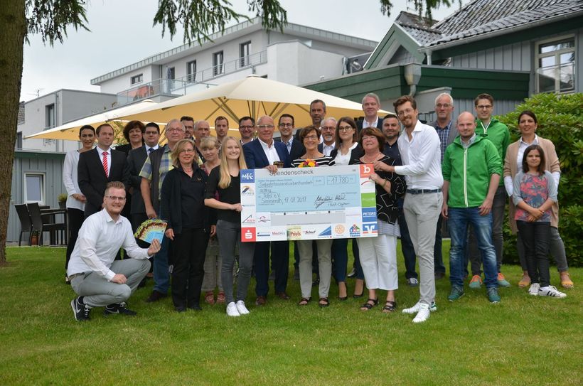 Fast 800 Sportler, zahlreiche Sponsoren und das große, organisatorische Engagement der Familie Kaulard haben es möglich gemacht, dass beim »Nordeifeler Businessrun« 17780 Euro für die Monschauer Tafel erlaufen wurden.Foto: T. Förster