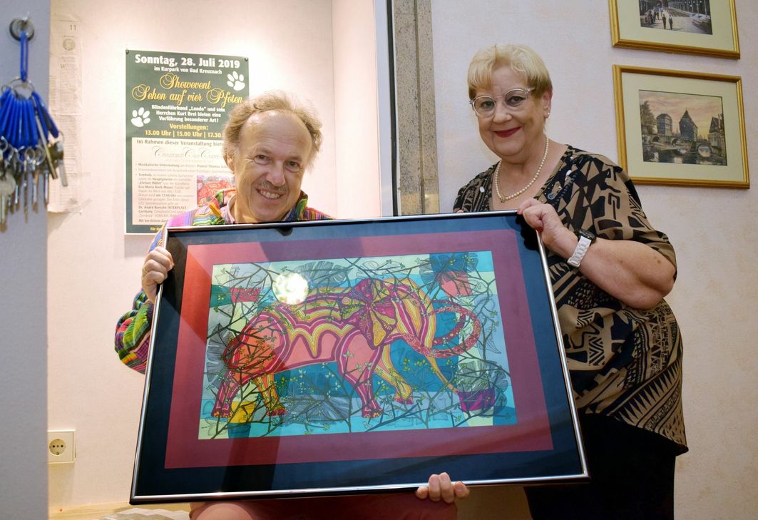 Um dem Jungen aus Indien helfen zu können, bitte die »CCC«-Vorsitzende Heike Sellen und der »Interplast«-Vorsitzende Dr. André Borsche um Spenden und Teilnahme an der Tombola, bei der es auch das Bild »Elefant India« zu gewinnen gibt.