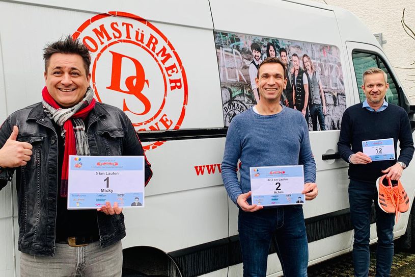 Schirmherr des Spendenlaufs zugunsten des Karnevalsbrauchtums ist Micky Nauber (li.), Sänger der Band Domstürmer. Er und die Initiatoren Achim Baum (Mitte) und Tobias Becker (re.) sind bereit, sich laufend für durch Corona in Not geratenen Vereine, Künstler, Techniker und Weitere im Karneval zu engagieren. Foto: Privat