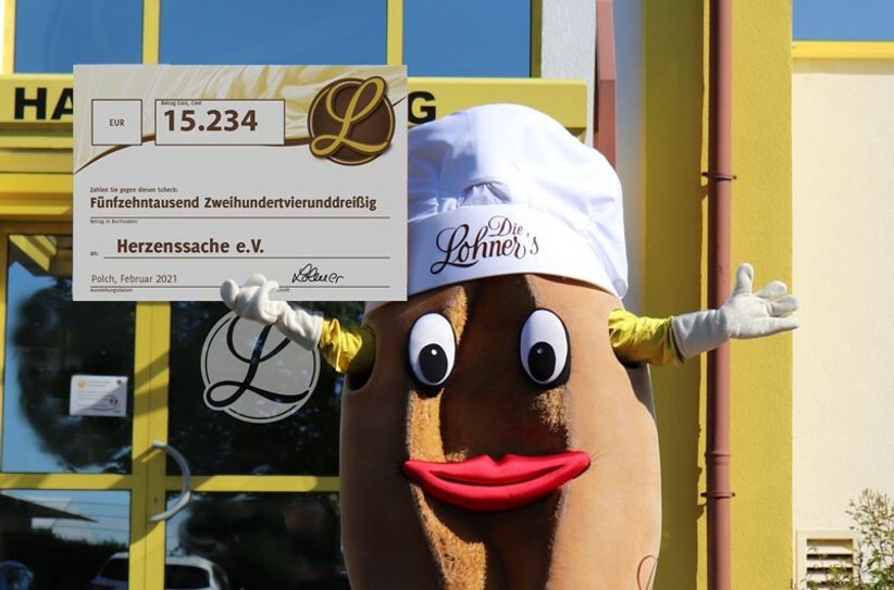 "Lohni" präsentiert stolz die Spendensumme.