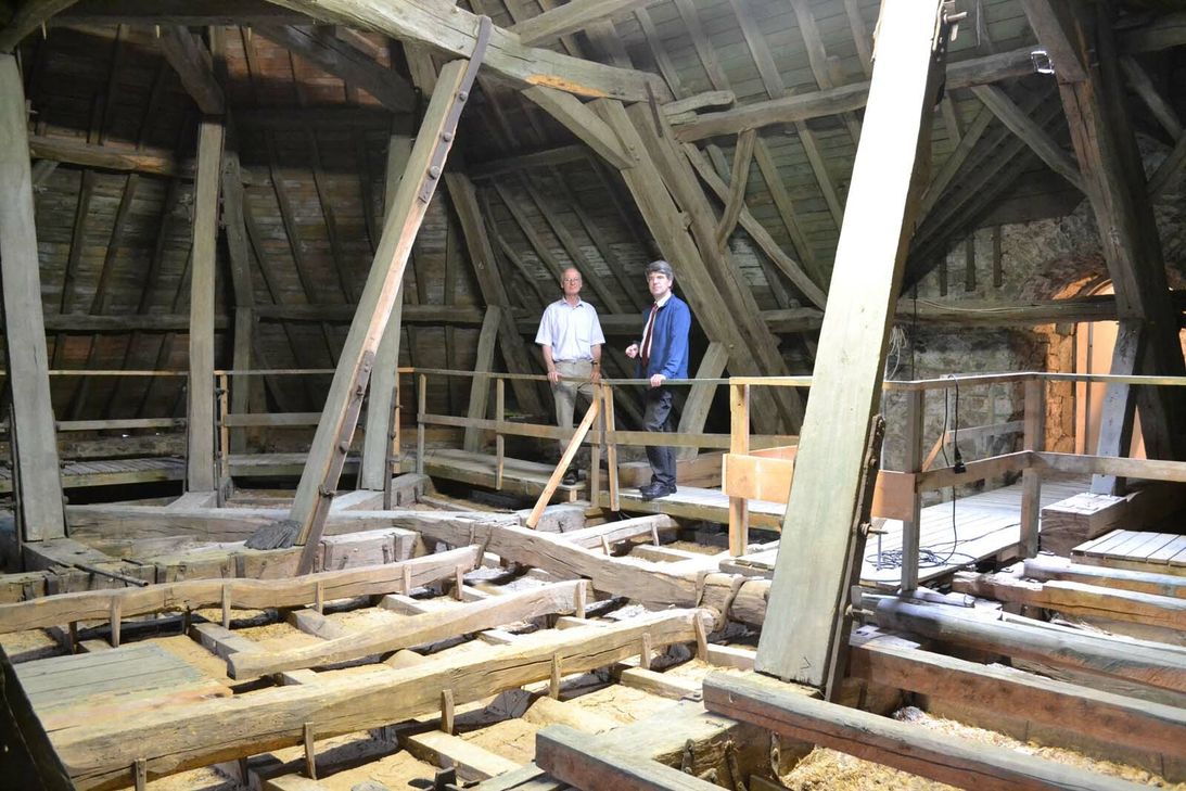 Die komplizierte Deckenkonstruktion musste aufwändig saniert werden. Dabei mussten einige Balken (kleines Foto) ersetzt werden. Foto: Nolden