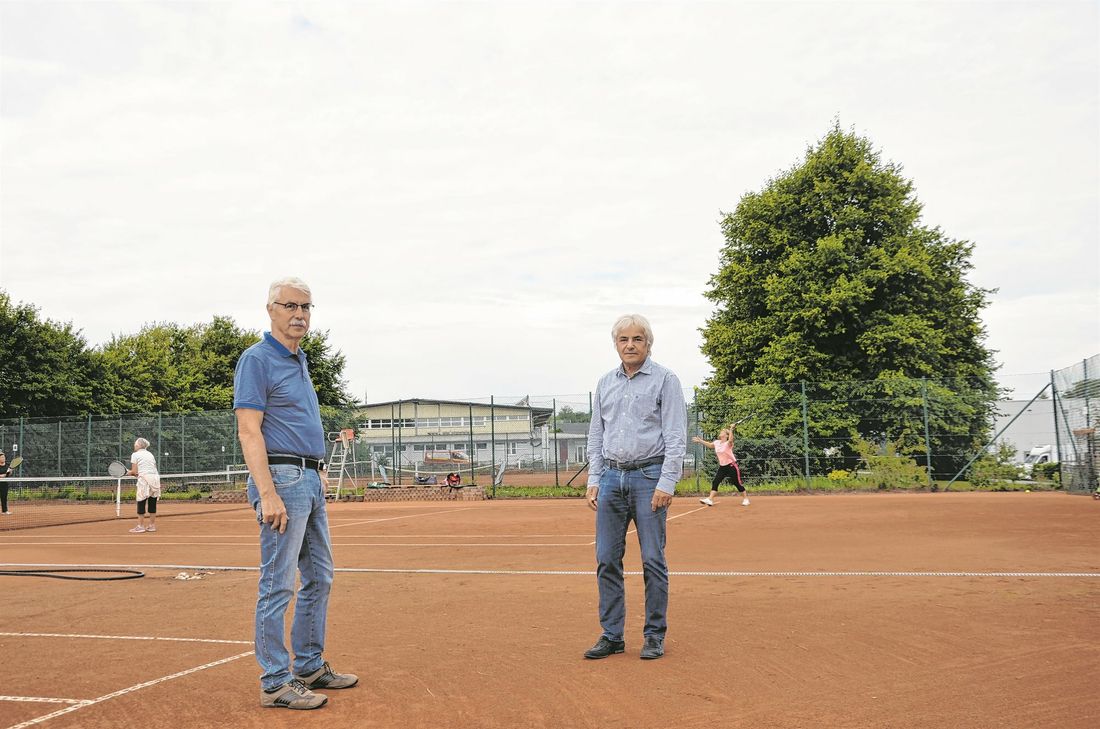 Pressewart Rainer Steffens und Vorsitzender Wolfgang Baltzer freuen sich auf das Jubiläumswochenende zum 50. Geburtstag des Tennisclub Roetgen. Am Wochenende werden Aktive, aber auch Profis und Freizeitspieler aus anderen Roetgener Vereine auf den sechs Sandplätzen aufschlagen.