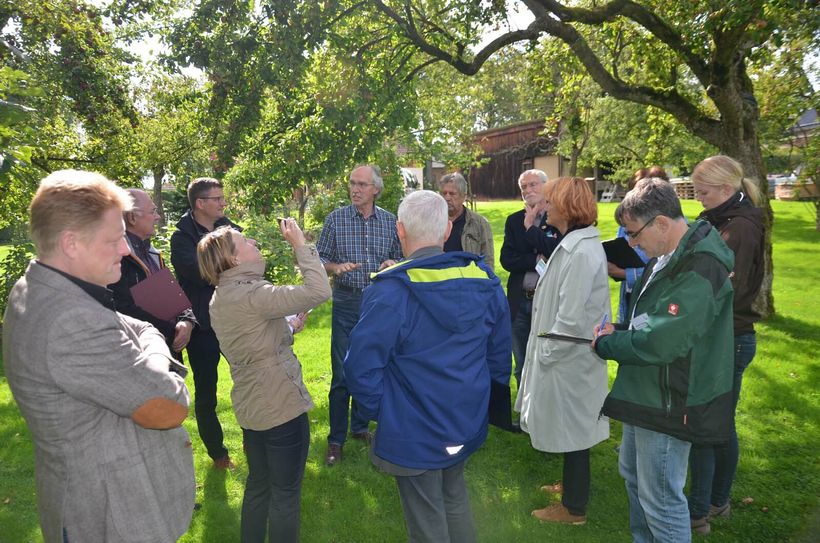Willkommene »Auszeit« für die Juroren: Bei der Bereisung von Mützenich wurde Imker Joachim Call besucht, der einen Naturgarten hat, von dem viele träumen. Foto: T. Förster