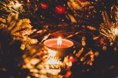 Trockene Gestecke und Weihnachtsbäume sind wahre Brandbeschleuniger.