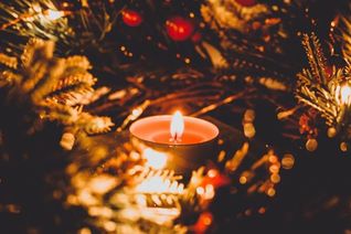 Trockene Gestecke und Weihnachtsbäume sind wahre Brandbeschleuniger.