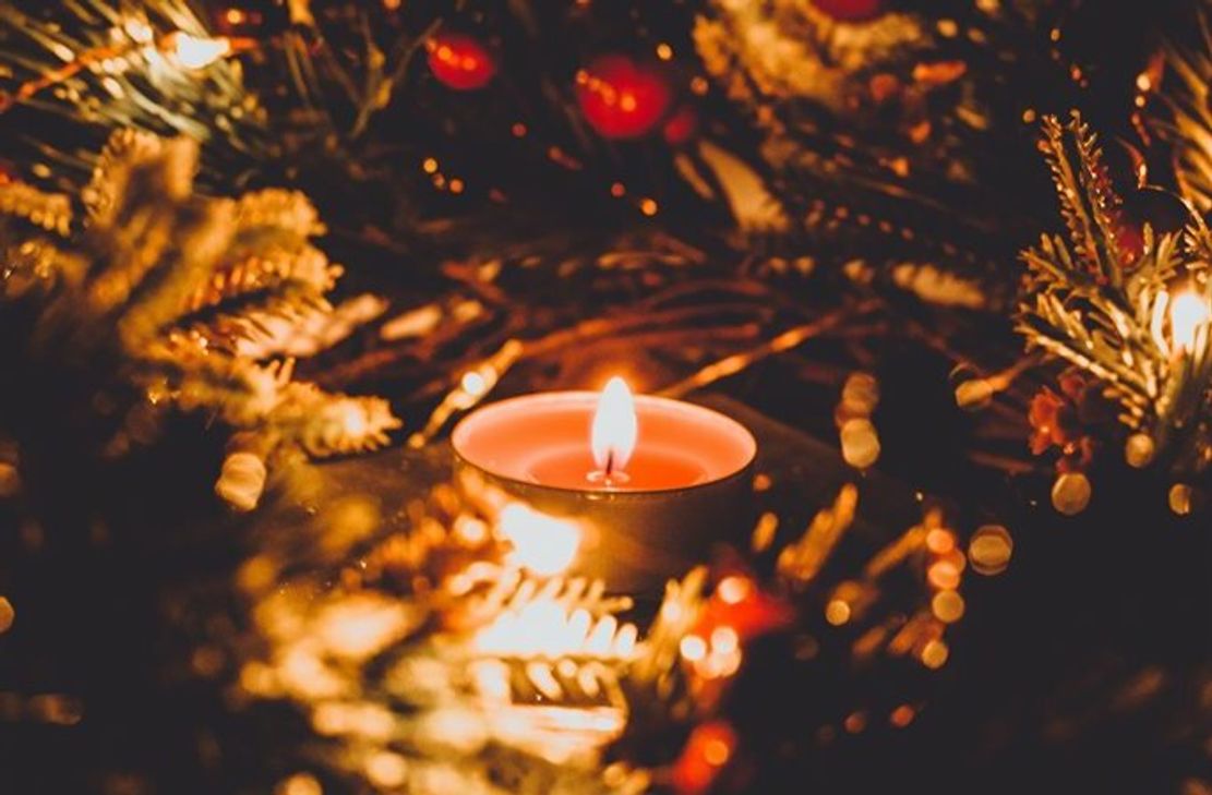 Trockene Gestecke und Weihnachtsbäume sind wahre Brandbeschleuniger.