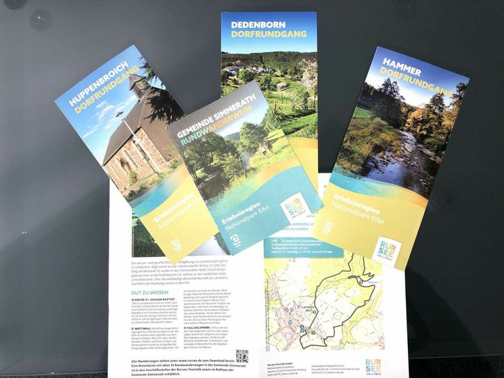 Eine neue Broschüre der Rursee-Touristik beinhaltet alle 29 örtlichen Rundwanderwege im Simmerather Gemeindegebiet - an den Startpunkten werden A3-Schilder mit Übersichtskarte und QR-Code montiert Für die Dorfrundgänge gibt es weiterhin einzelne Flyer.