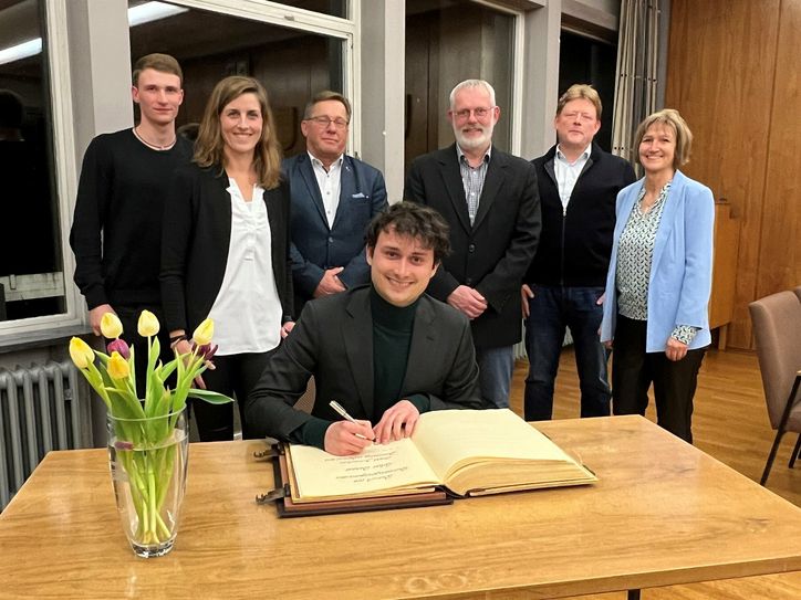 Von Verwaltungs- und Fraktionsspitze der Stadt Monschau empfangen schenkte der Bundestagsabgeordneten Lukas Benner den Sorgen und Nöten der Kommune ein offenes Ohr und durfte sich dafür ins goldene Buch der Stadt eintragen.