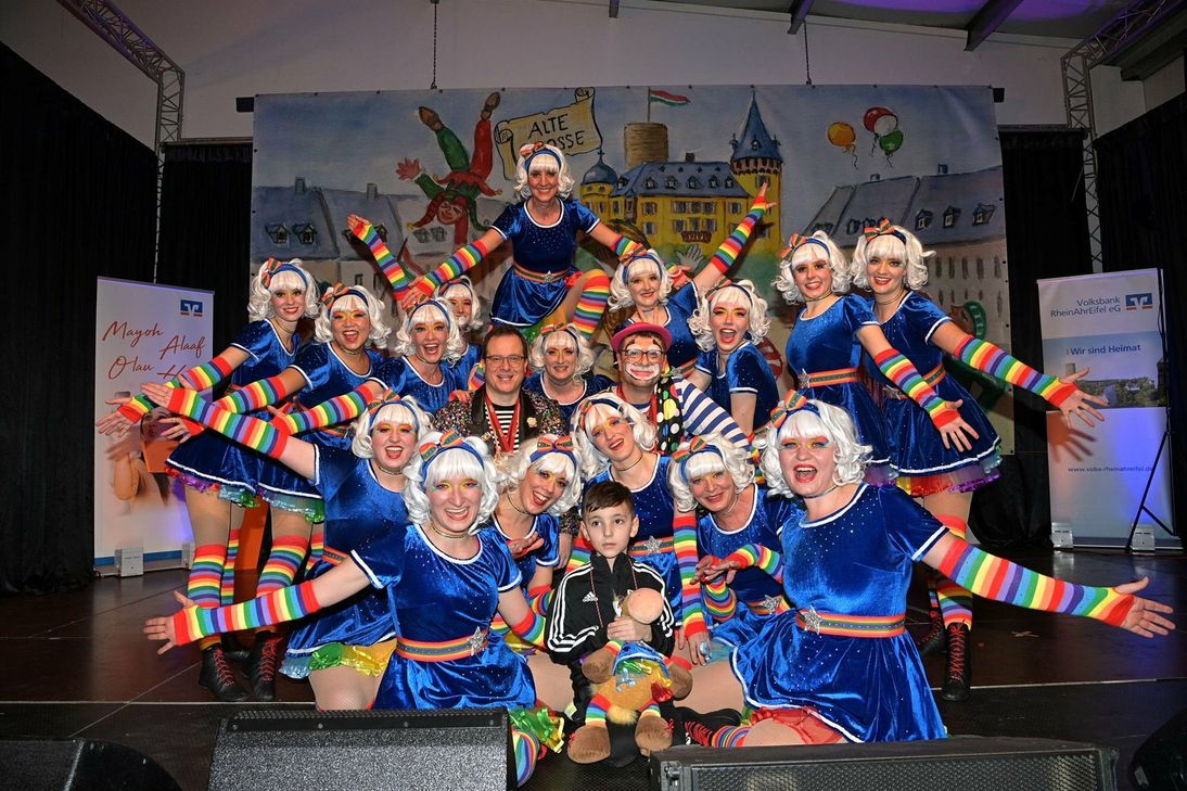 Die "Mennijer Mädchen" mit Volkbank-Vorstand Markus Müller (Mitte links) und Regionalmarktdirektor Oliver Engels (Mitte rechts) beim Karnevalsempfang der Volksbank RheinAhrEifel