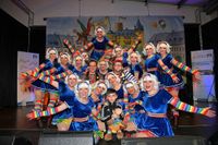 Die "Mennijer Mädchen" mit Volkbank-Vorstand Markus Müller (Mitte links) und Regionalmarktdirektor Oliver Engels (Mitte rechts) beim Karnevalsempfang der Volksbank RheinAhrEifel