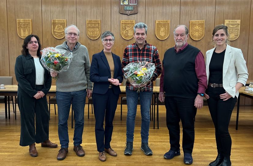 Michael Jansen (4.v.l.) ist neuer stellvertretender Schiedsmann in der Stadt Monschau. Er beerbt damit Dr. Reinhard Johnen (2.v.l.) und unterstützt Manfred Huppertz, der bereits seit 14 Jahren tätig ist und dessen Amtszeit Ende des Jahres ausläuft. Bis dahin werden Ordnungsamtsleiterin Marie-Theres Maaßen (l.) und Bürgermeisterin Dr. Carmen Krämer (r.) nach einem neuen Streitschlichter suchen, der die Arbeit des Monschauer Amtsgerichts um Britta Güldenberg entlasten kann.