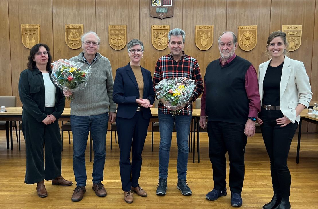 Michael Jansen (4.v.l.) ist neuer stellvertretender Schiedsmann in der Stadt Monschau. Er beerbt damit Dr. Reinhard Johnen (2.v.l.) und unterstützt Manfred Huppertz, der bereits seit 14 Jahren tätig ist und dessen Amtszeit Ende des Jahres ausläuft. Bis dahin werden Ordnungsamtsleiterin Marie-Theres Maaßen (l.) und Bürgermeisterin Dr. Carmen Krämer (r.) nach einem neuen Streitschlichter suchen, der die Arbeit des Monschauer Amtsgerichts um Britta Güldenberg entlasten kann.
