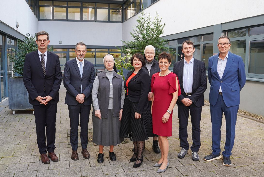 v.l.n.r.: PD Dr. med. Wolfgang Thomas, Prof. Dr. med. Jörg C. Kalff, Schwester M. Alexandra Krug, Dr. med. univ. Anna-Maria Ziegler, Schwester M. Elisabeth Mues, Dr. med. Monika Krause, Dr. med. Andreas Heydweiller, Dr. med. Christian Sprenger.