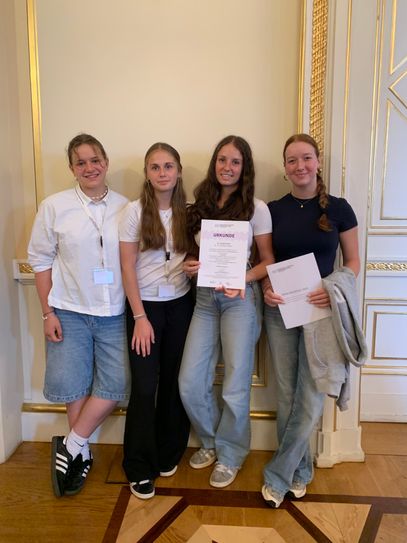 Die Schülerinnen Amélie Feil, Lena Maslowska, Helene Rinneberg und Jeanne Wittevrongel aus der Klasse 10f wurden beim 34. Bundes-Sprachenfest in Schwerin mit dem 3. Bundespreis ausgezeichnet